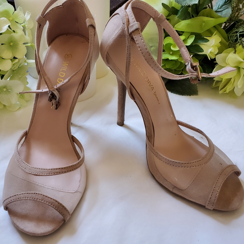 Wild Diva Lounge. Size 5. Tan